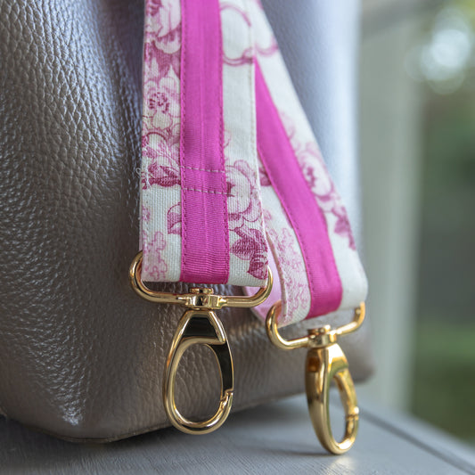 Taschengurt Helene Rosa in Toile de Jouy mit pinkem Ripsband und goldfarbenen Karabinern Detail an Tasche