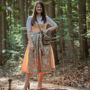 Klassische Dirndlschürze aus Seide in taupe mit Hirsch-Stickerei Styling