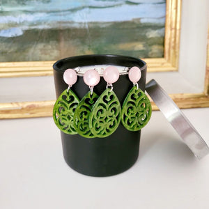 Annabelle Ornament-Ohrringe in Grasgrün und Rosa