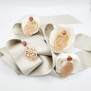 Josefine Ornament-Ohrringe in Beige und Terracotta-Rose