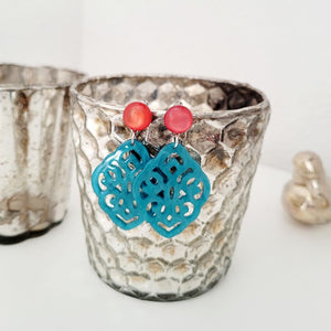 Josefine Ornament-Ohrringe in Türkis und Shiny Koralle