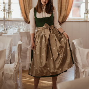 Klassische Dirndlschürze aus Seide in taupe mit Hirsch-Stickerei Styling